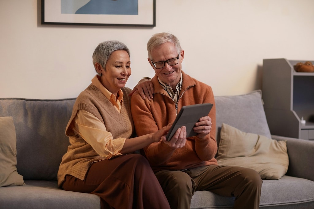 Two golden club members learning how to amke use of an ipad